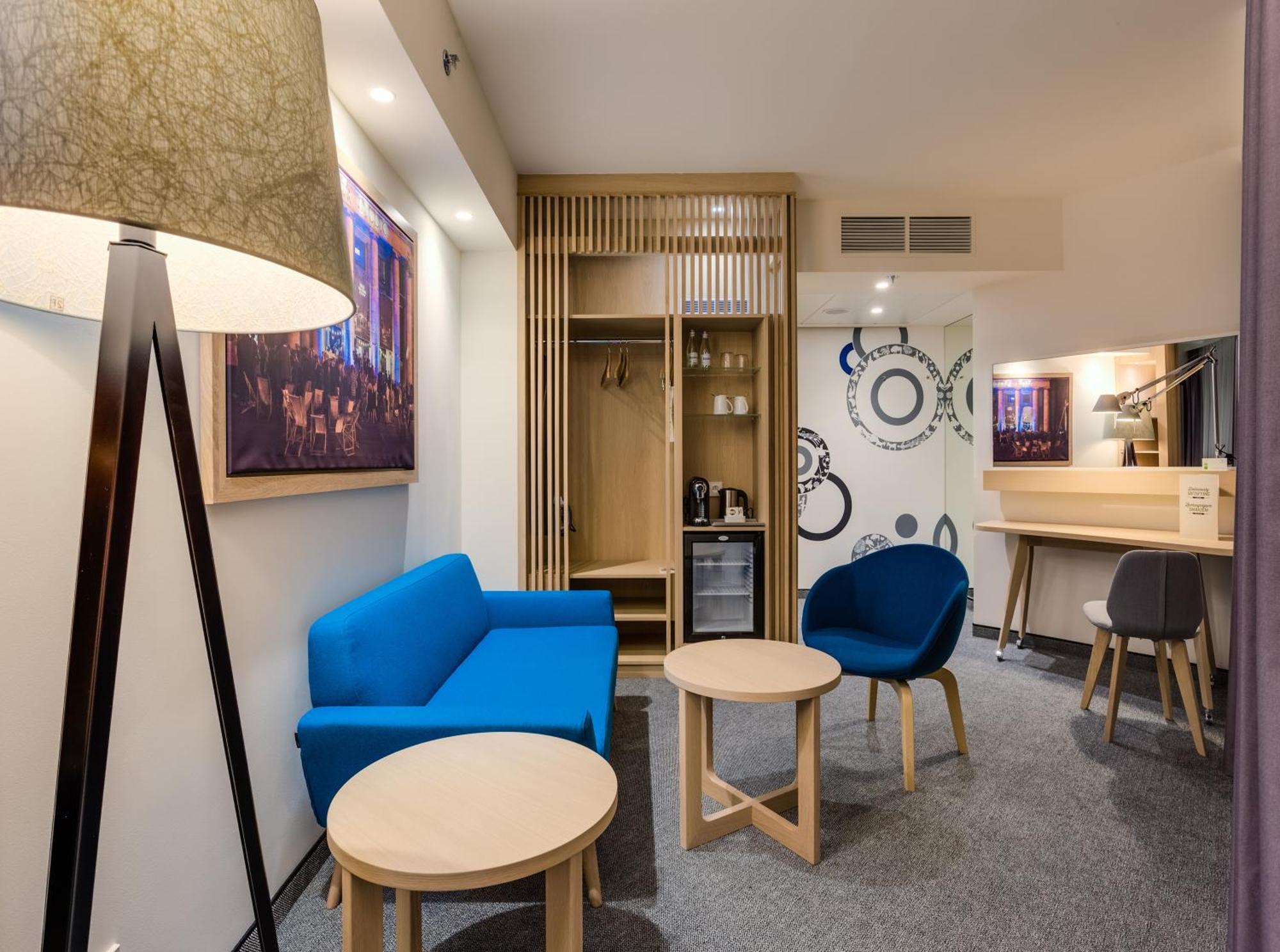 Suite mit Kingsize-Bett und Stadtblick
