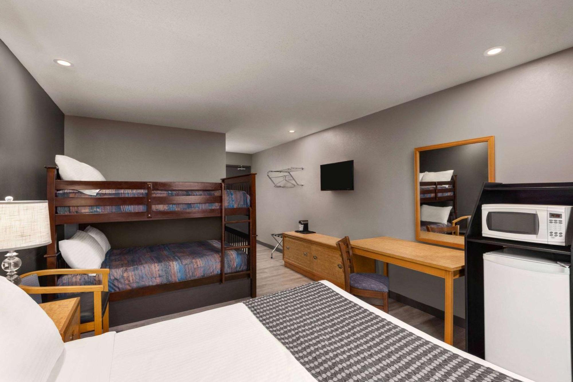 Exterior Entrance Family Room with One Queen Bed and Bunk Beds - Non-Smoking