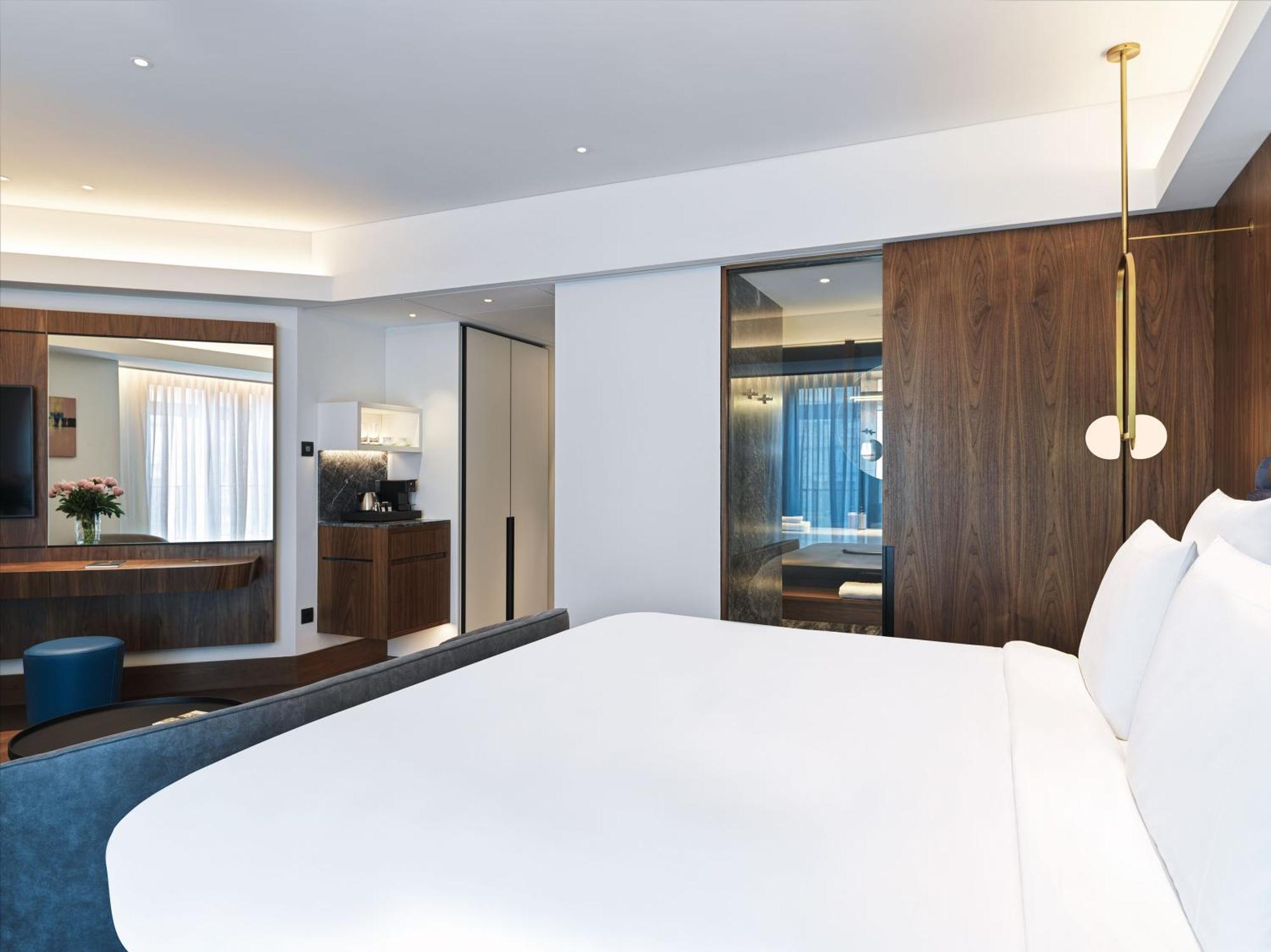 Deluxe King Suite