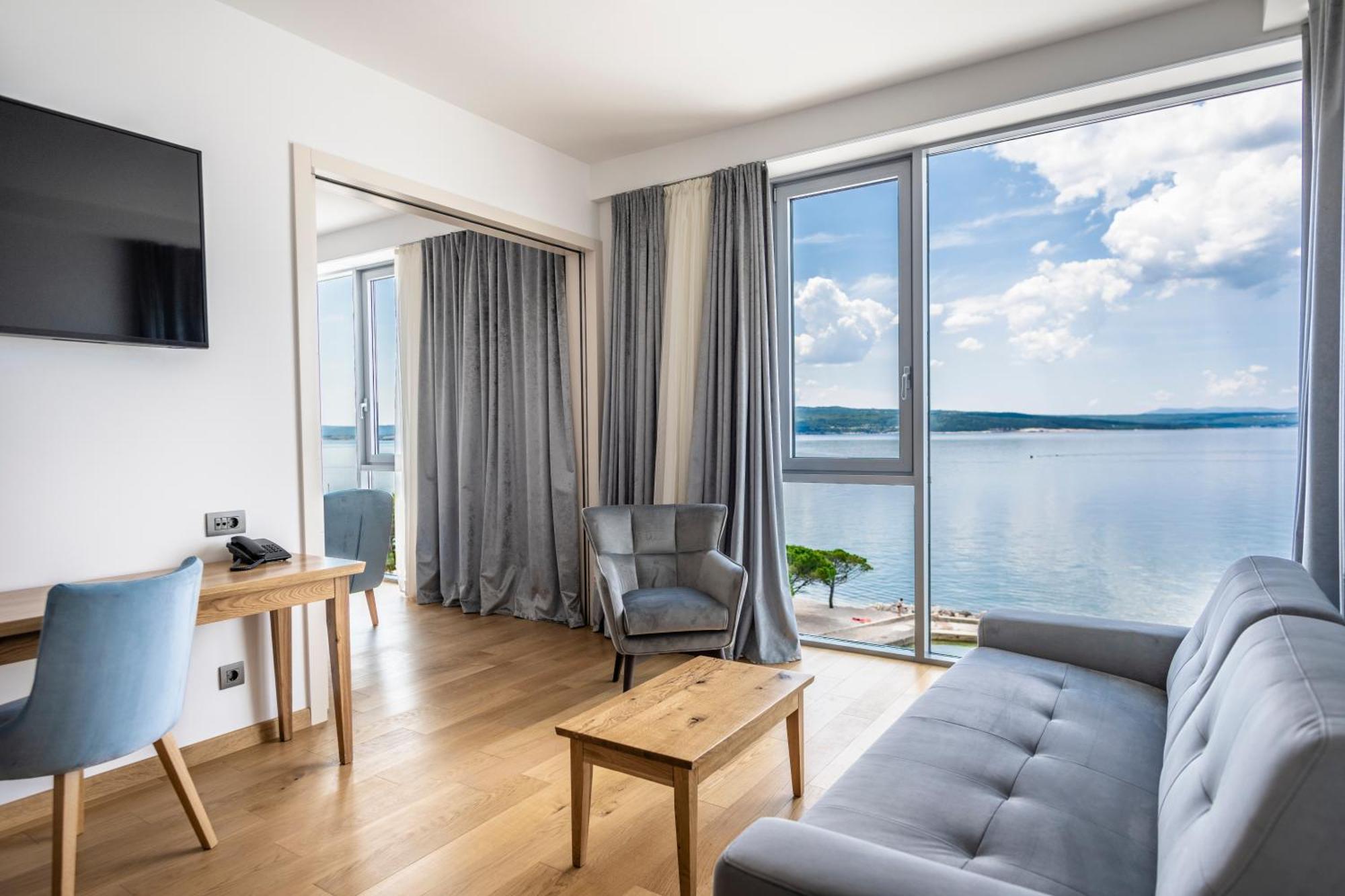 Deluxe Suite with Sea View,1284863803:JPEG