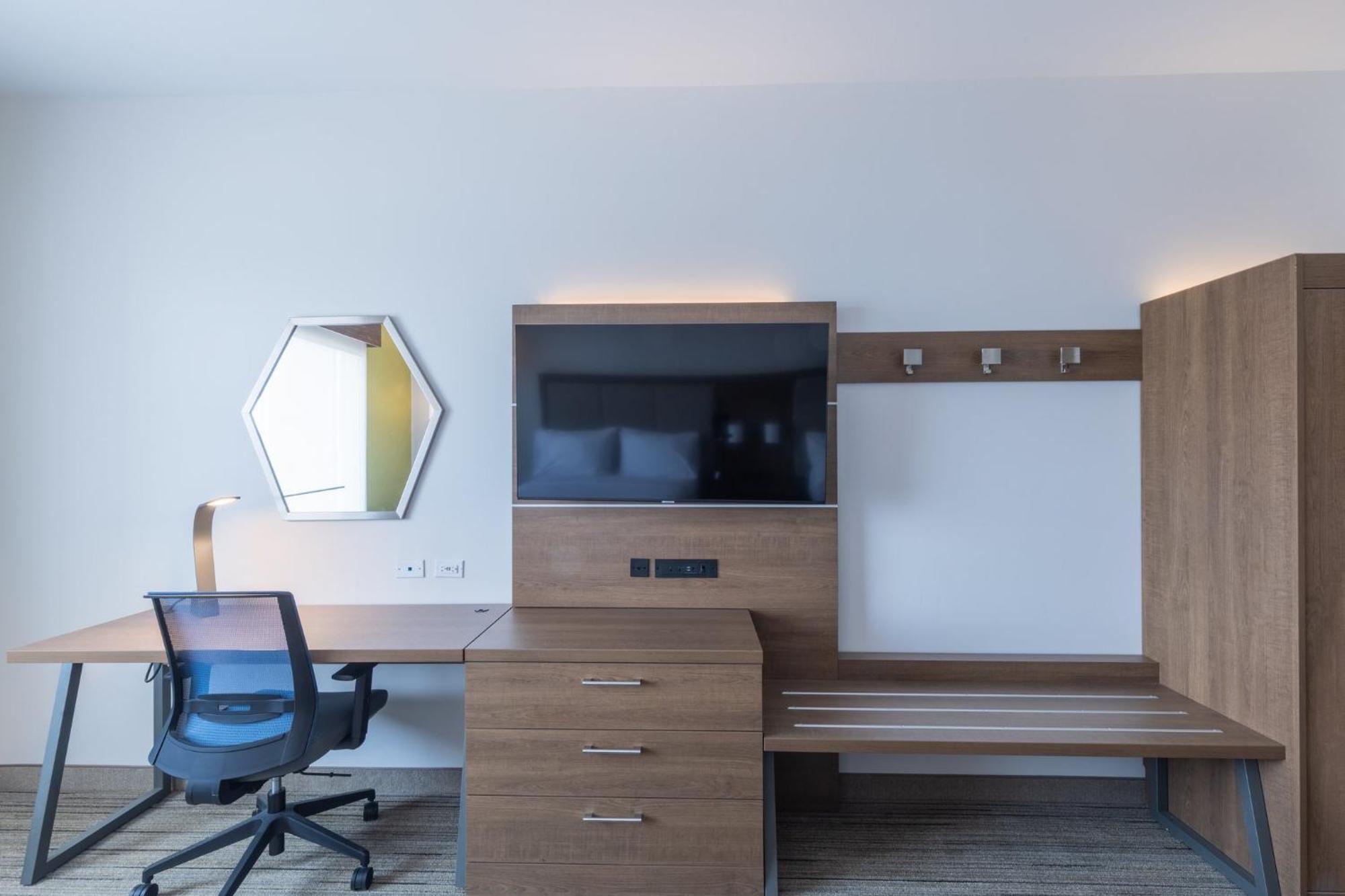 Standard King Room with Roll-in Shower - Mobility Accessible