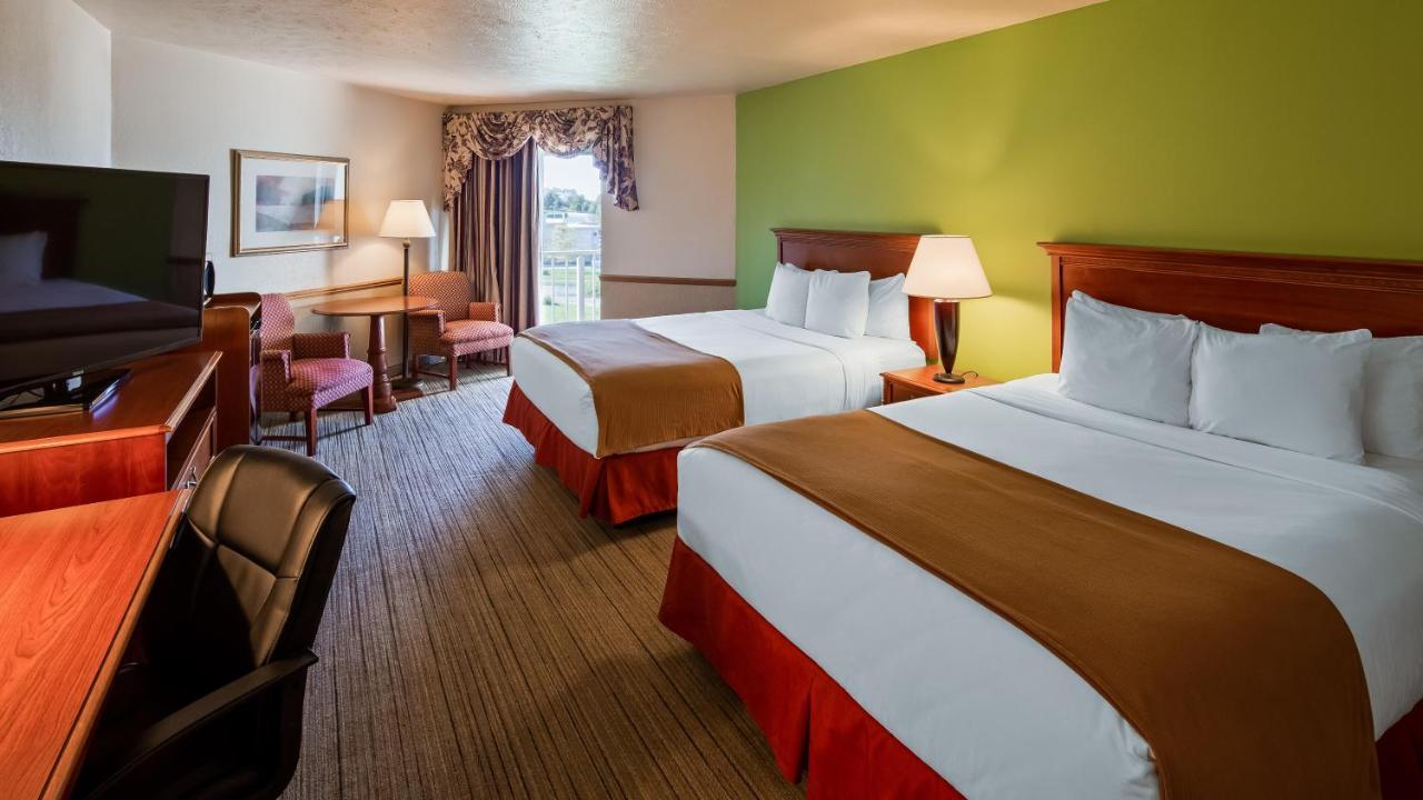 Queen Room with Two Queen Beds and Bath Tub - Disability Access