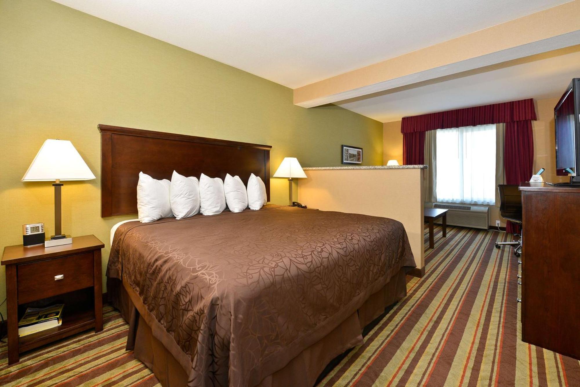 King Suite with Bath Tub - Disability/Non-Smoking