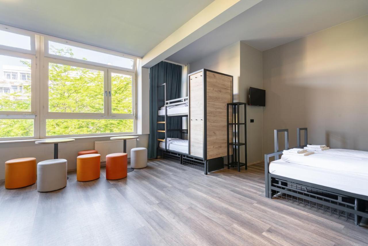 Six-Bed Room,1287006640:JPEG