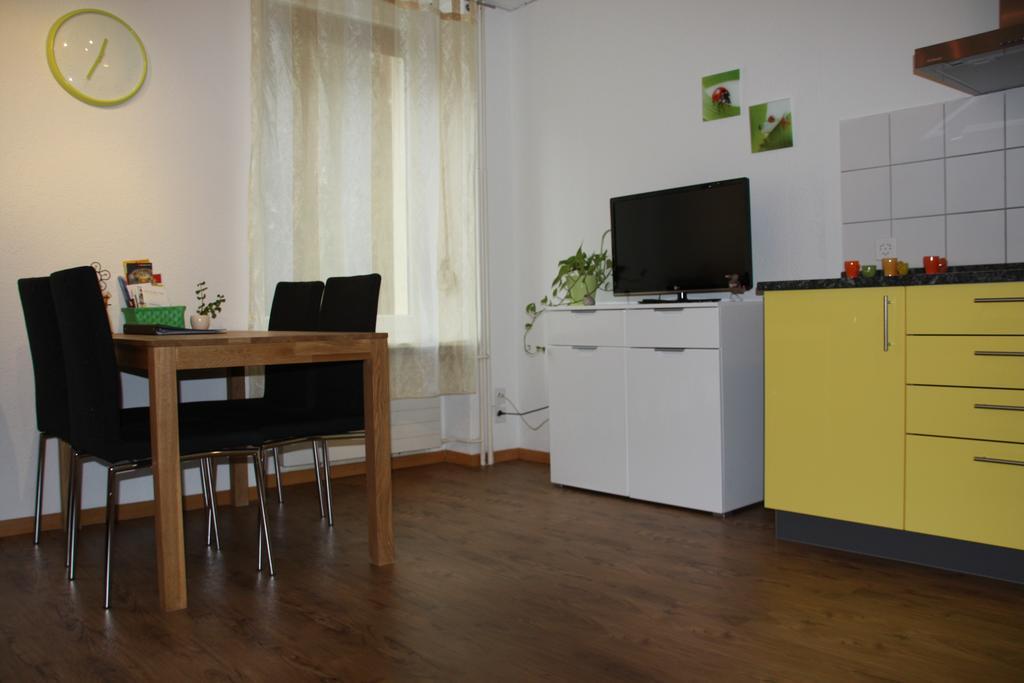 Estudio con zona de cocina y baño compartido