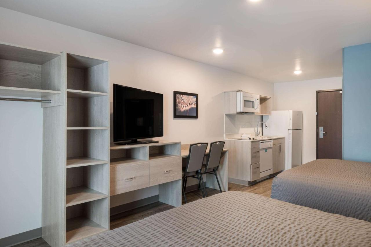 QUEEN SUITE TWO QUEEN BEDS W DISHWASHER (DISHES/COOKWARE INCLUDED)