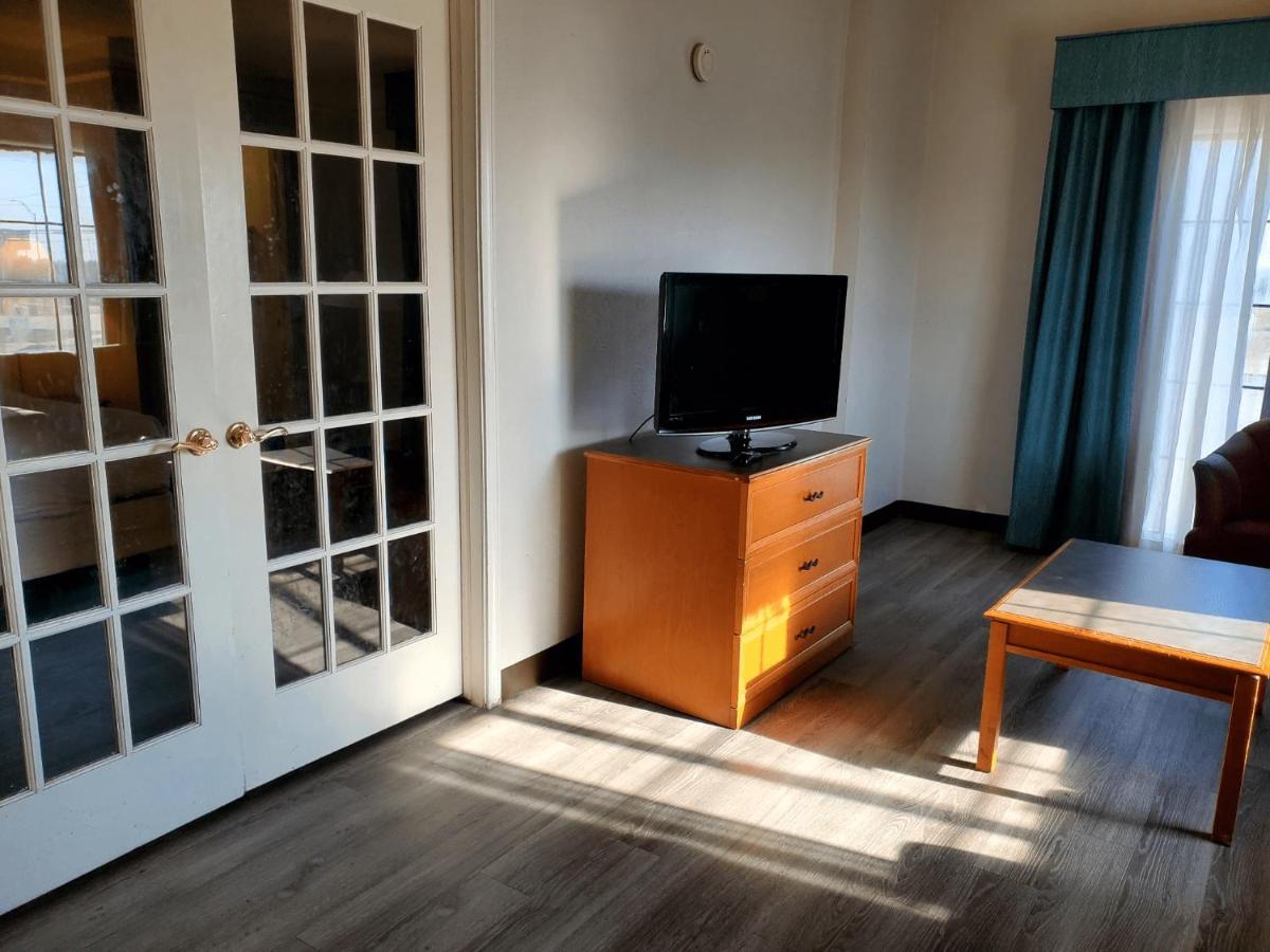 Deluxe One-Bedroom Family Suite - Non-Smoking