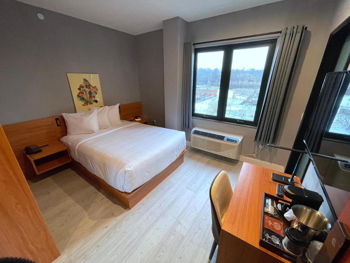 Kamer met Queensize Bed en Uitzicht op het Vrijheidsbeeld - Rookvrij