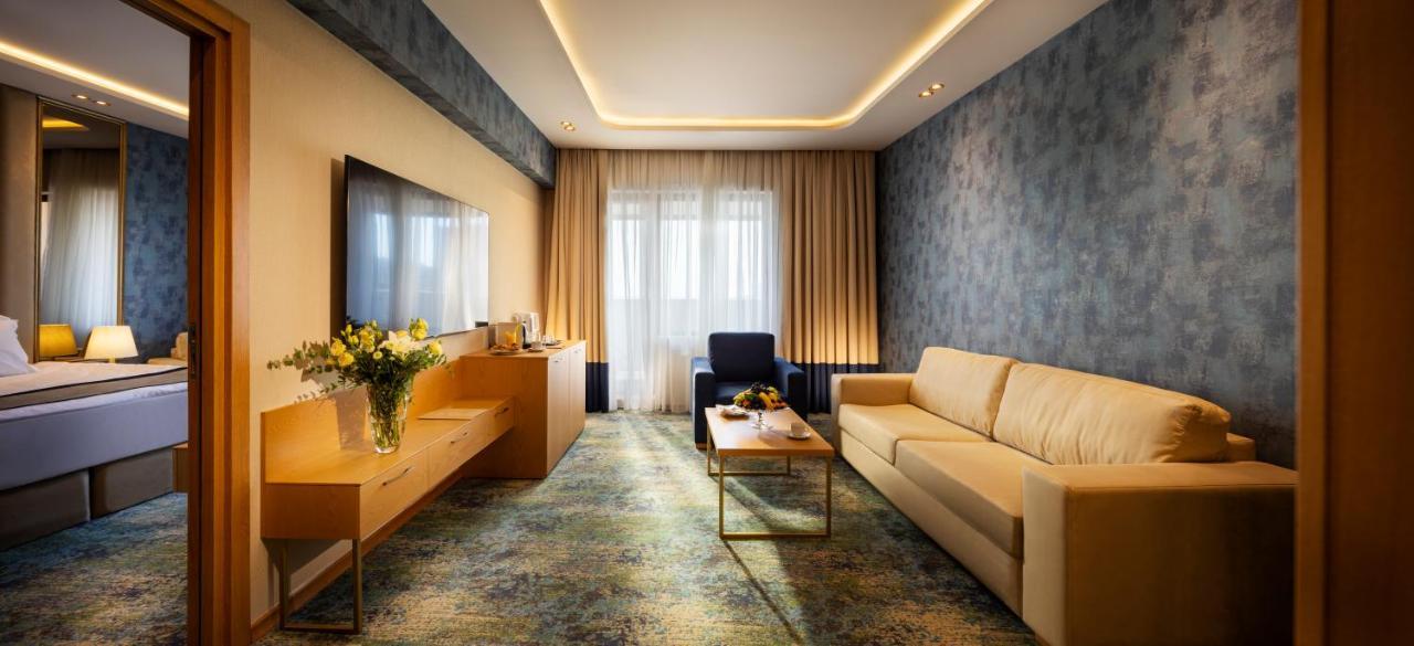 Deluxe One-Bedroom Apartment with Sea View - Free Beach Access