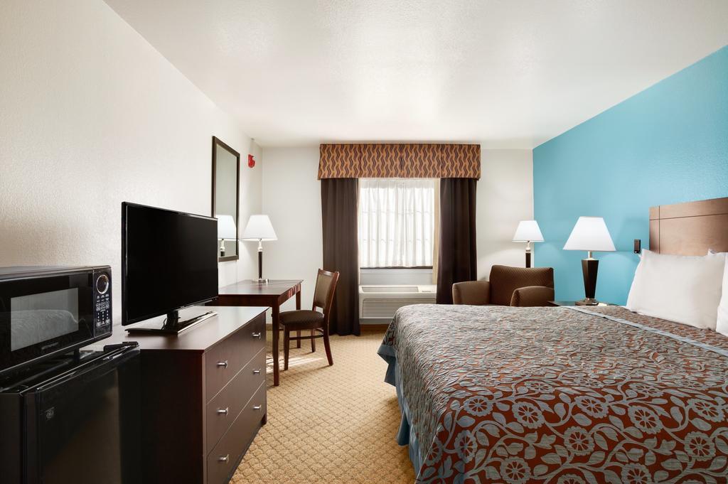 King Room with Roll-In Shower - Mobility Access/Non-Smoking