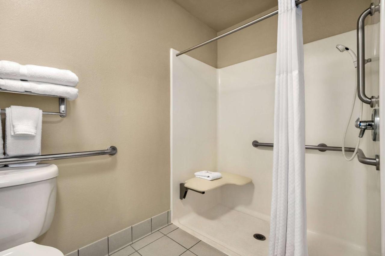 Deluxe Queen Room - Mobility Access/Non-Smoking
