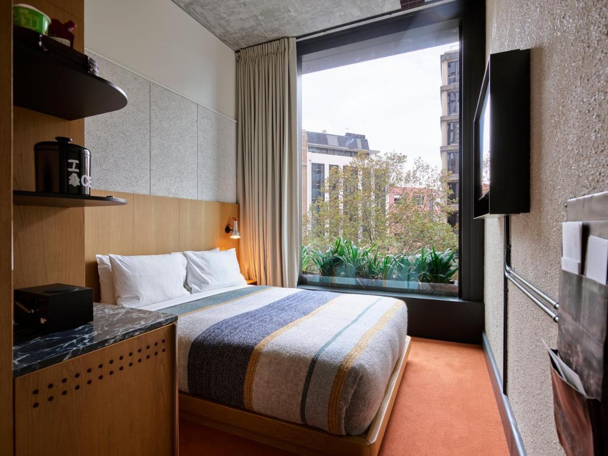 Kleines Zimmer mit Queensize- oder Kingsize-Bett