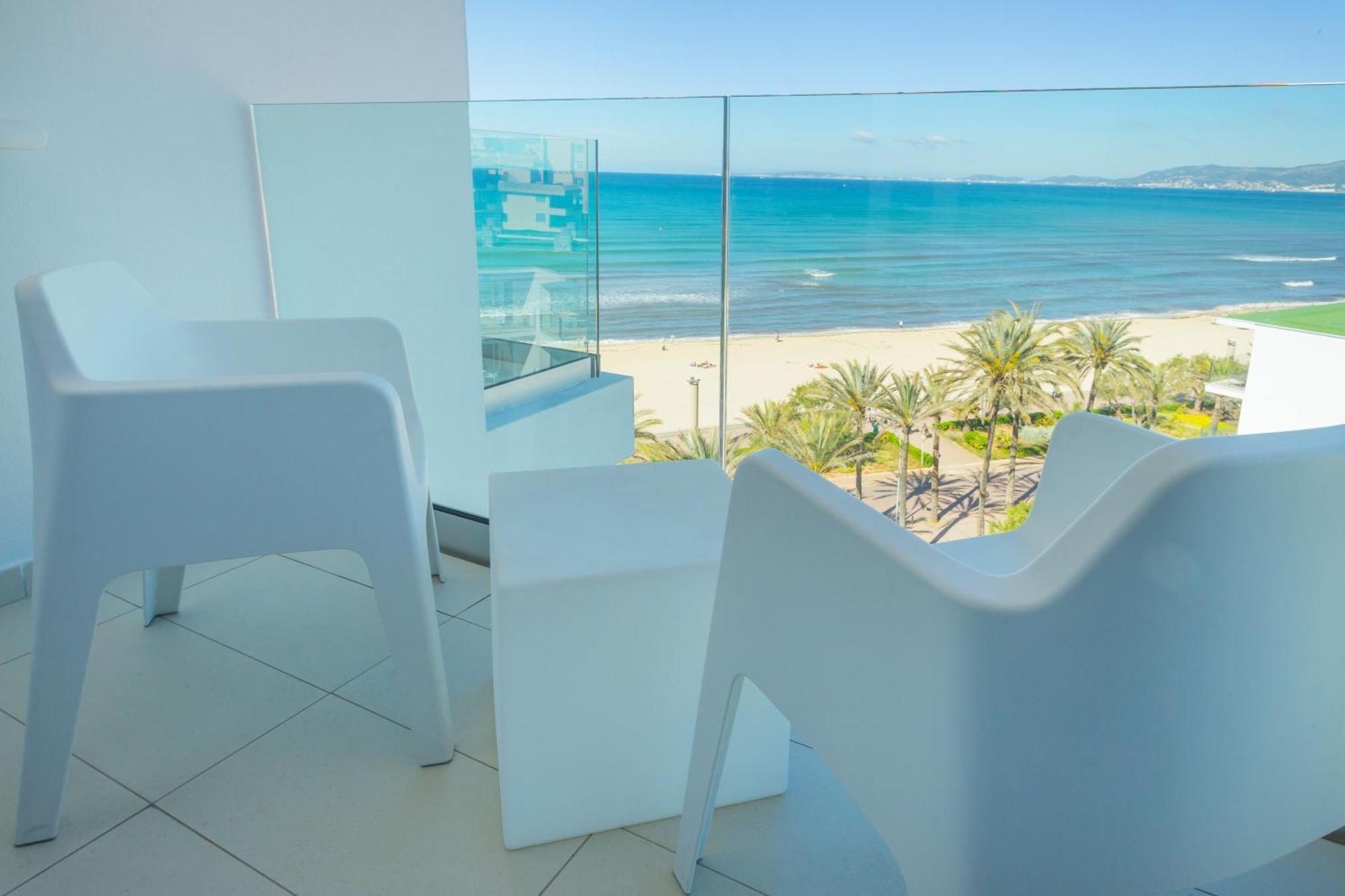 Premium Tweepersoonskamer met 2 Aparte Bedden - Zijdelings Uitzicht op Zee en Balkon