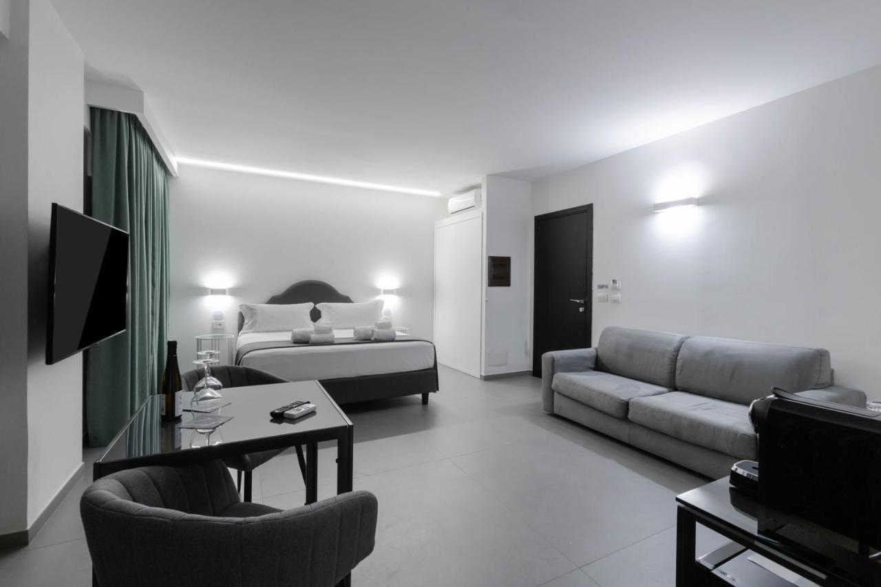 Suite con cama grande y balcón