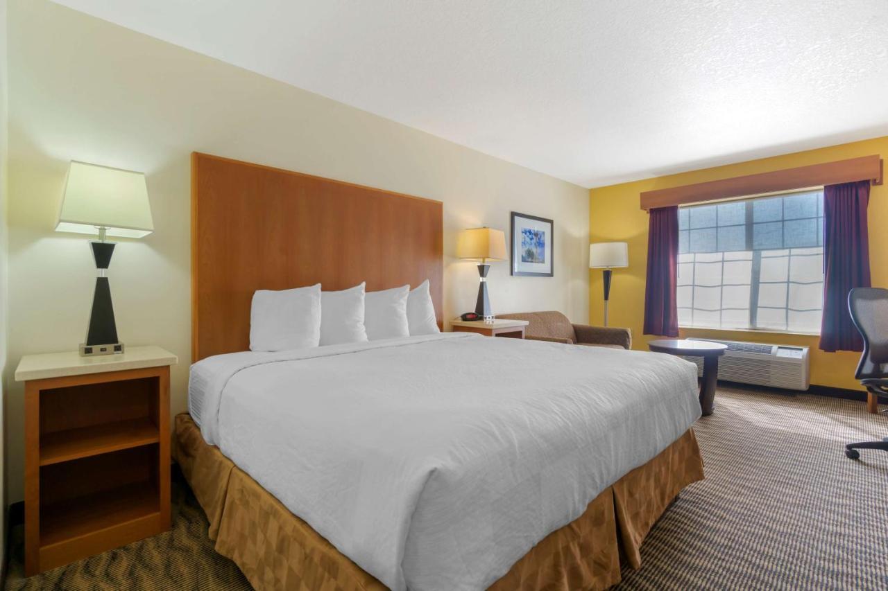 Deluxe King Room - Non-Smoking