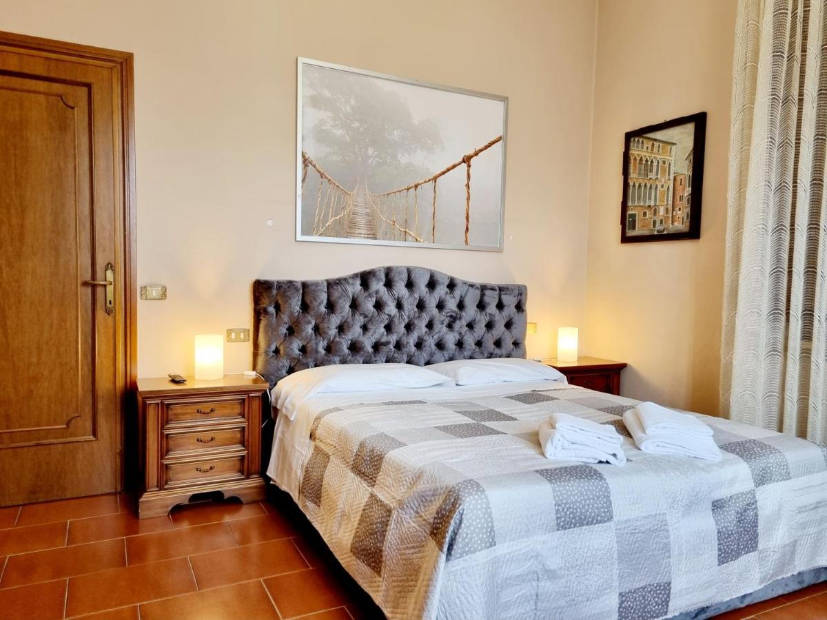 Tweepersoonskamer met een Eigen Externe Badkamer