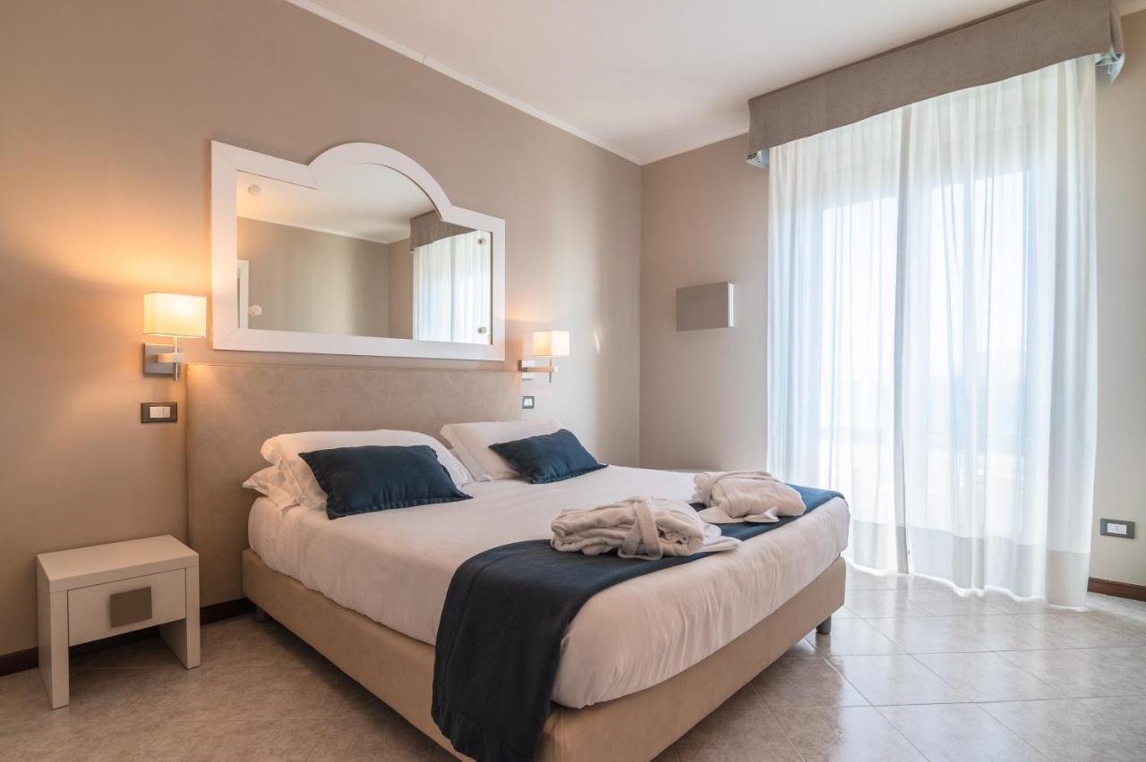 Geräumiges Comfort Doppelzimmer mit Balkon und seitlichem Meerblick