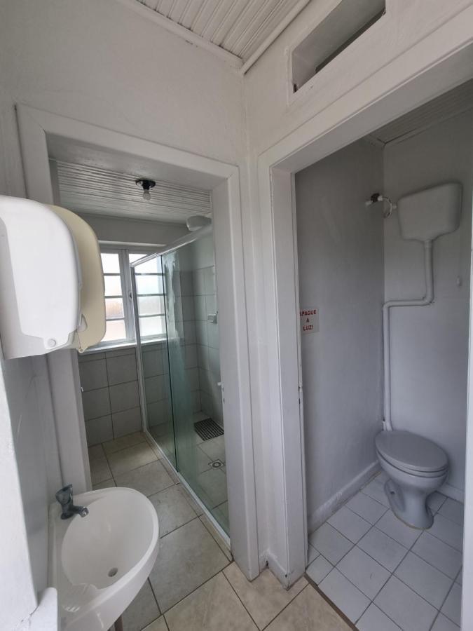 Quarto Individual com Chuveiro e Vaso Sanitário Compartilhados