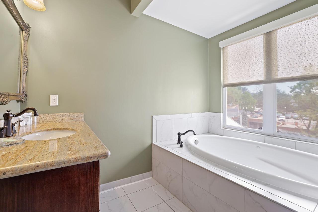 Queen Room with Whirlpool