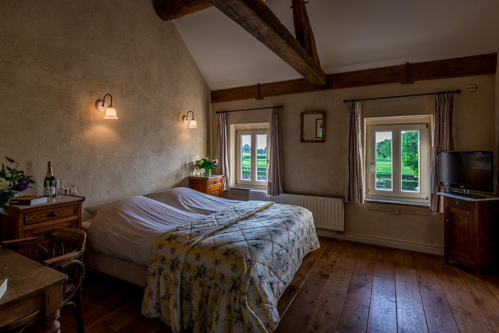 Standaard Tweepersoonskamer met 2 Aparte Bedden - Gedeelde Badkamer