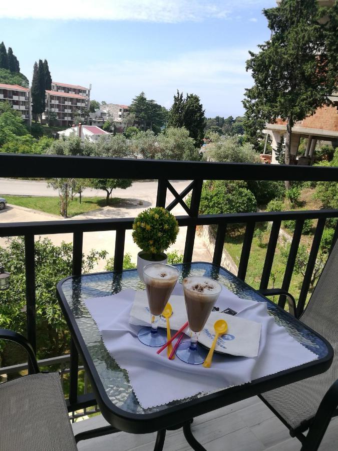 Zimmer mit Queensize-Bett und Balkon