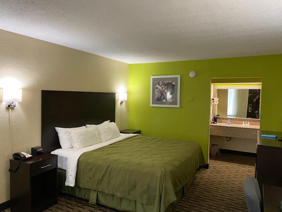 King Room - Accessible/Smoking