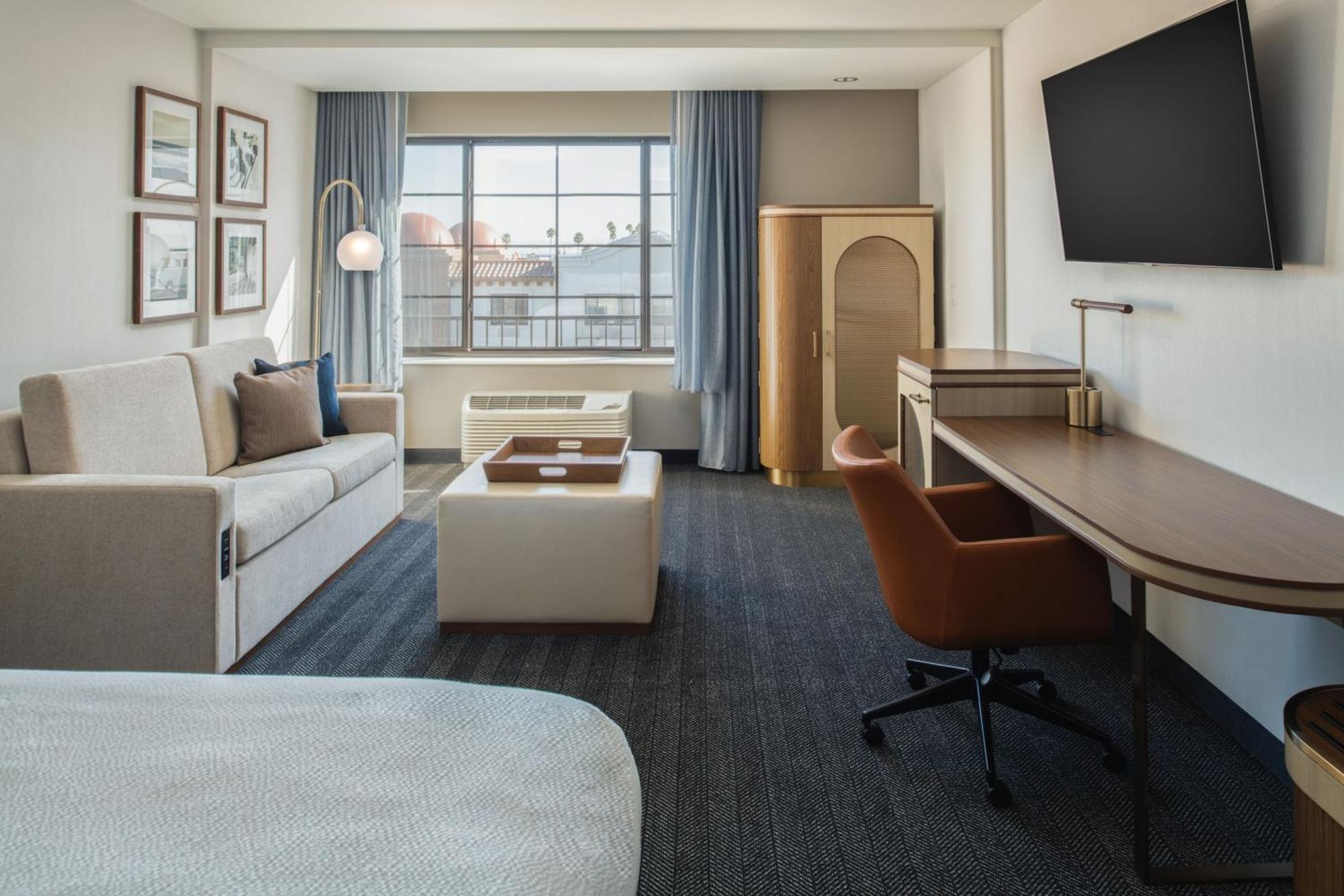 Standard Zimmer mit Kingsize-Bett und Schlafsofa