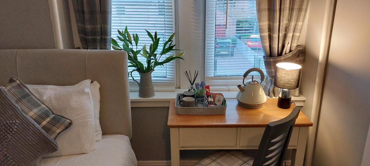 Tweepersoonskamer met 2 Aparte Bedden en Eigen Badkamer