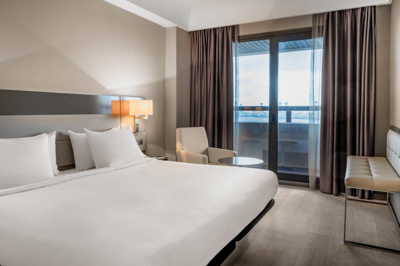 Zimmer mit Kingsize-Bett und Meerblick