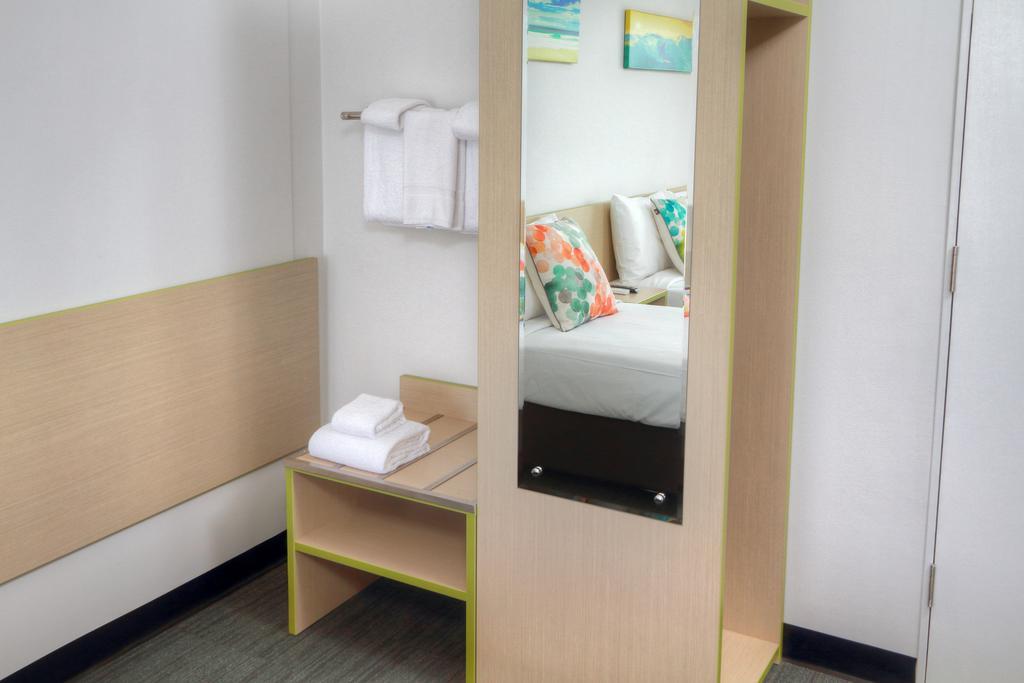 Economy Queen and Single Room with Shared Bathroom