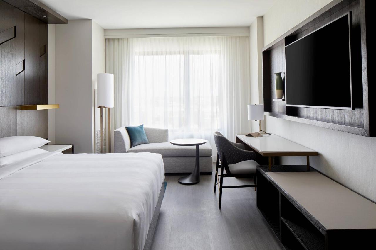 M Club level Guest room with 1 King bed