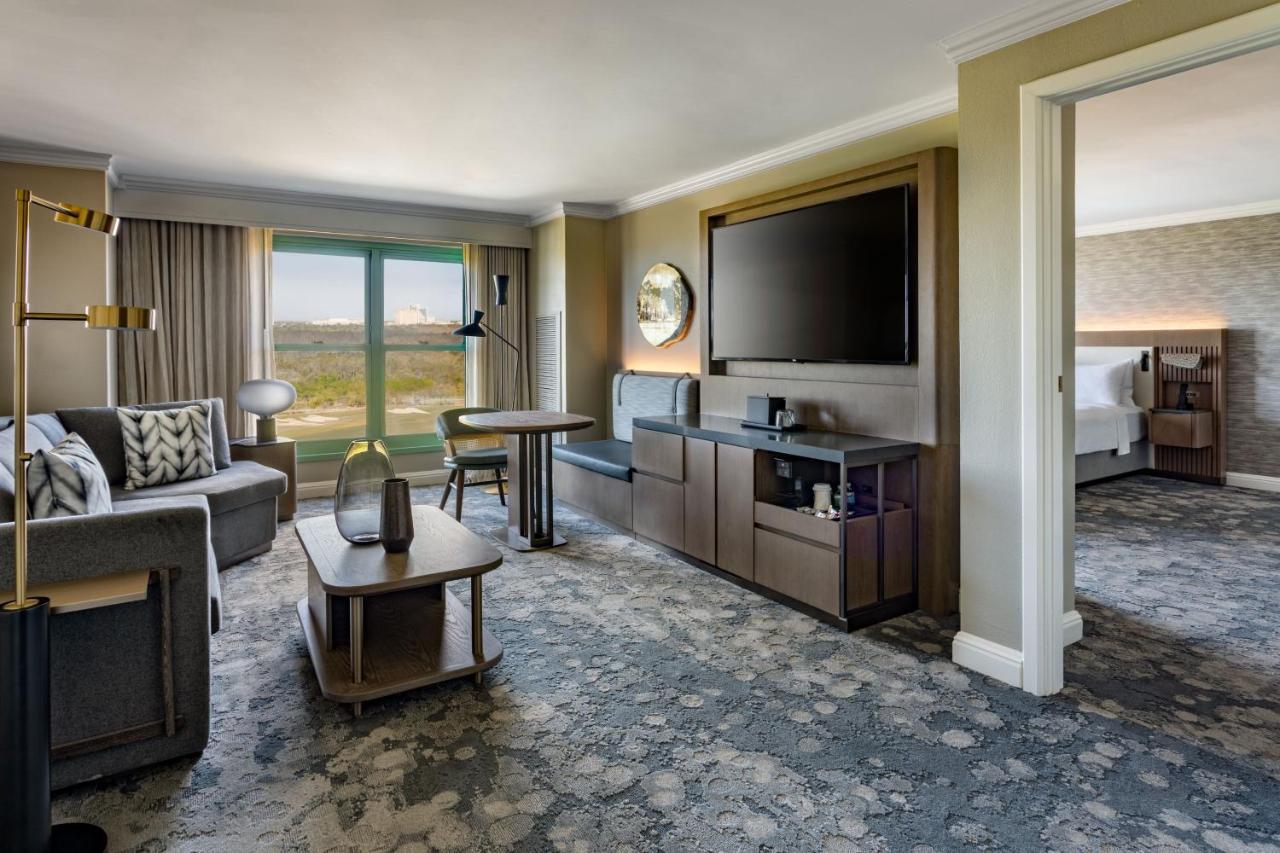 Executive Suite met 1 kingsize bed, uitzicht op het meer, wet bar