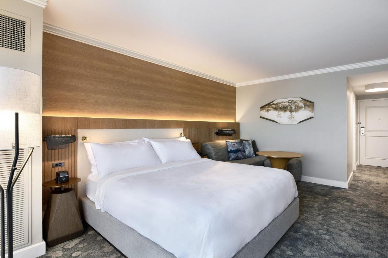 Kamer met 1 kingsize bed en uitzicht op het resort