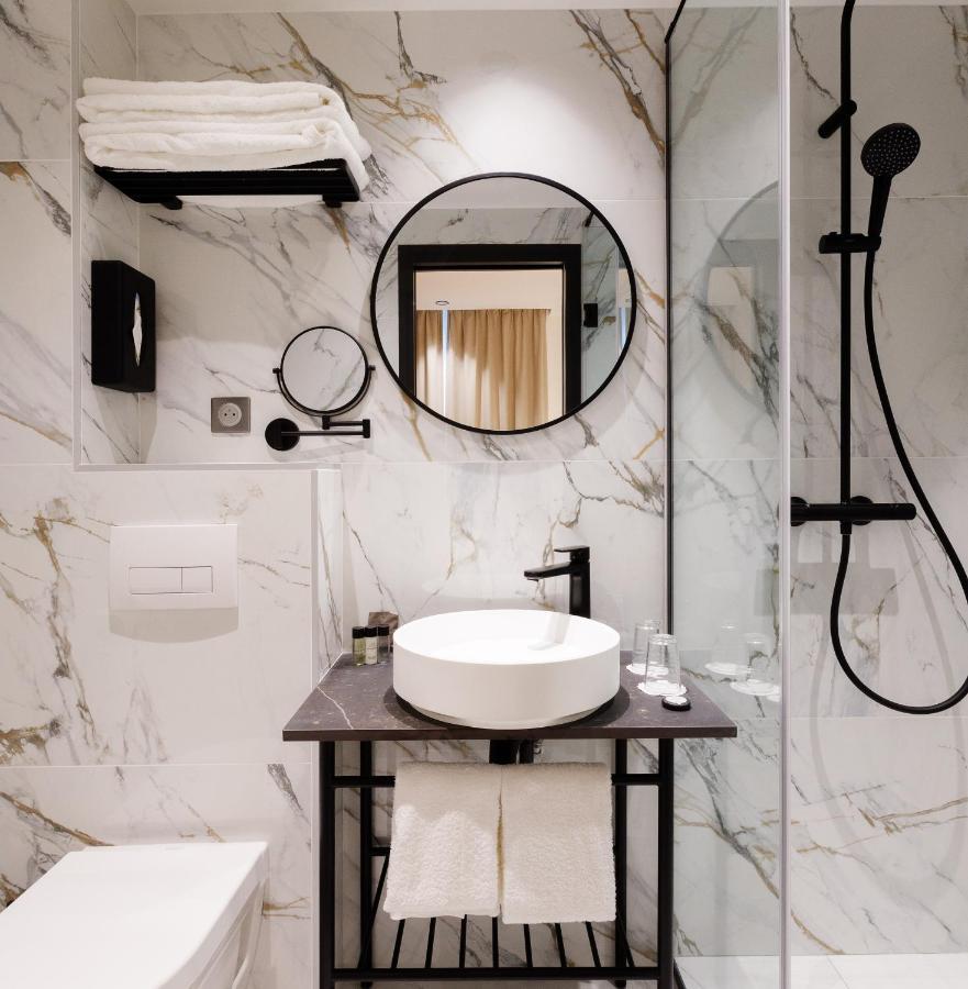Quarto com 2 Camas de Solteiro e Acesso à Piscina