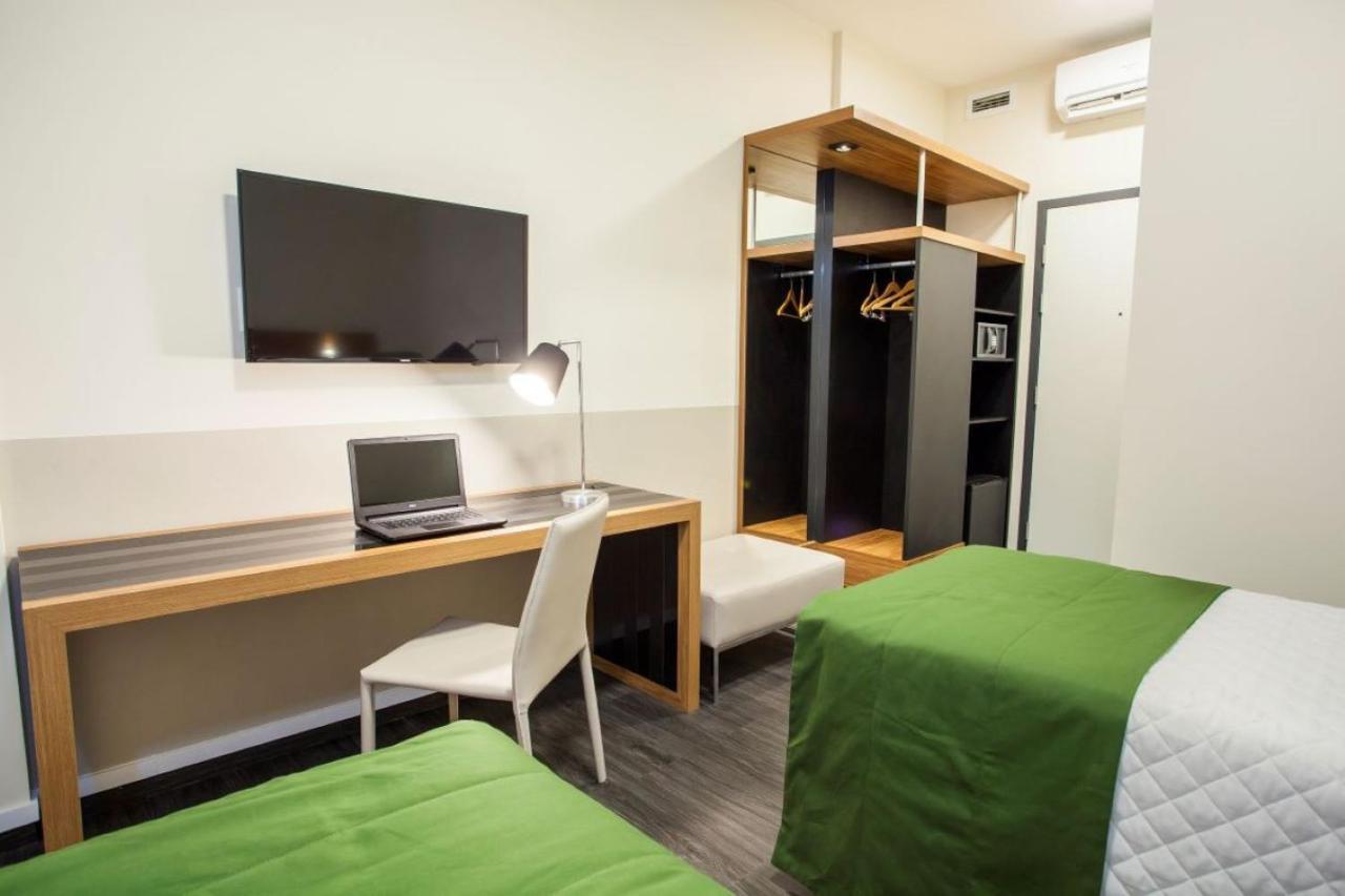 Quarto Duplo Deluxe (2 Adultos + 1 Criança)