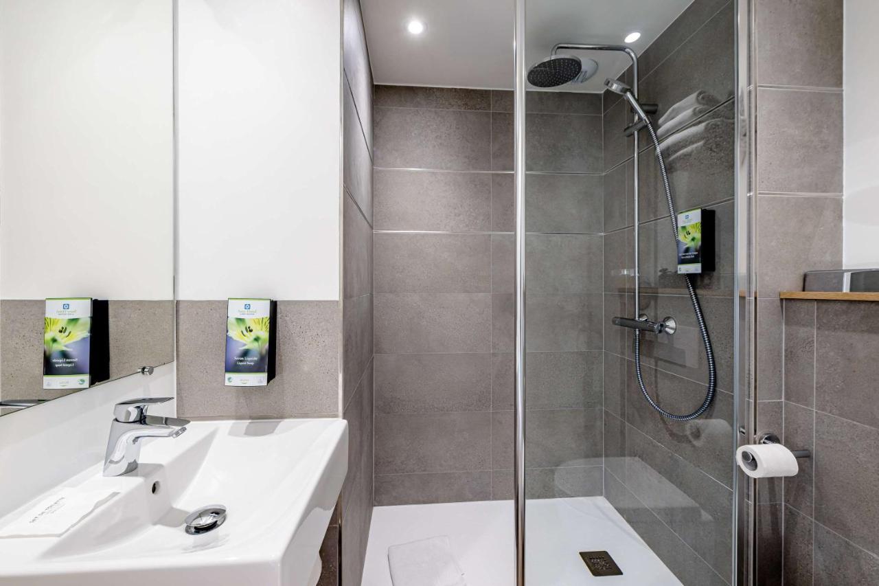 Classic Single Room Roll Shower Mobility Accessible,1355991860:JPEG