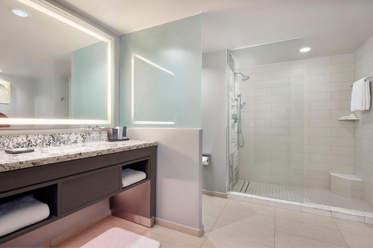 Master Suite, Executive lounge access, 1 King, Sofa bed