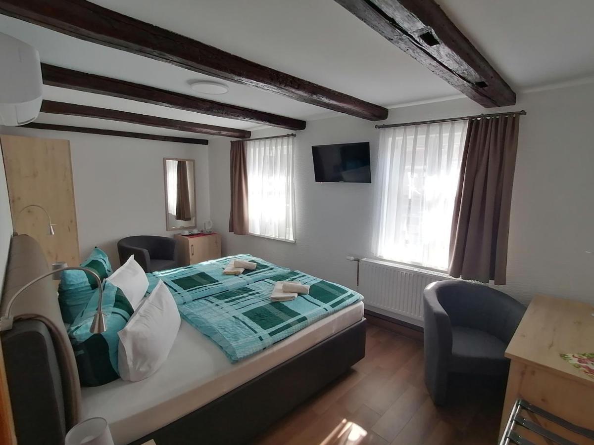 Großes Doppel-/Zweibettzimmer