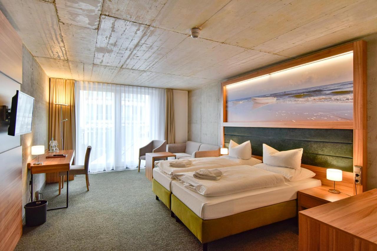 Doppel-/Zweibettzimmer mit seitlichem Meerblick