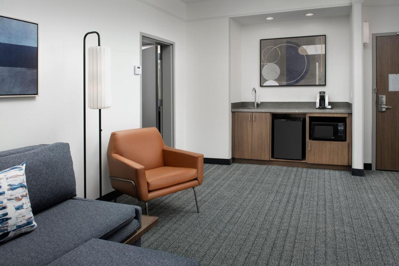 1 Bedroom 2 room Suite, 1 King, Sofa bed, Balcony