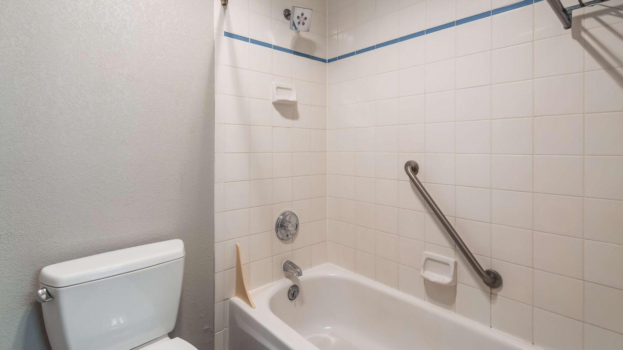Queen Room with Mobility Access and Bathtub with Grab Bars, Non-Smoking