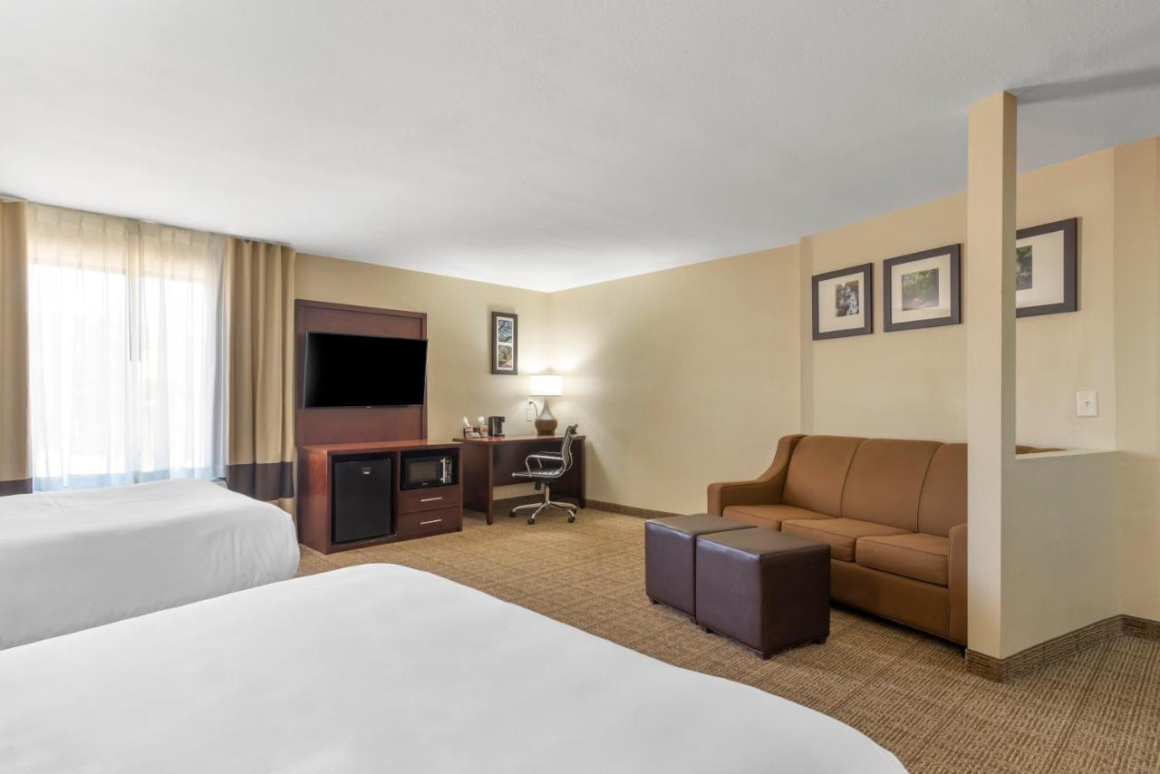 Queen Suite with Two Queen Beds - Non-Smoking