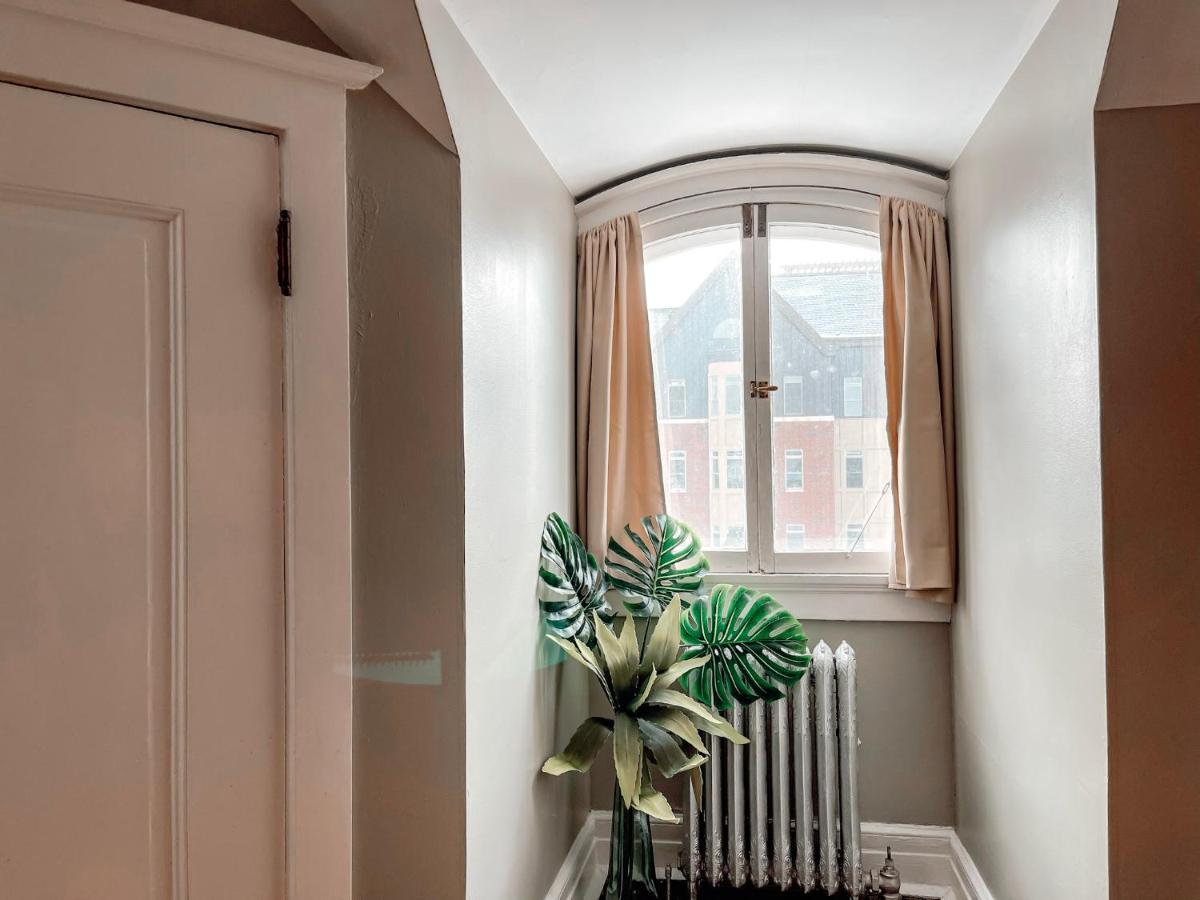 Standard Queen bed w/ shared bathroom