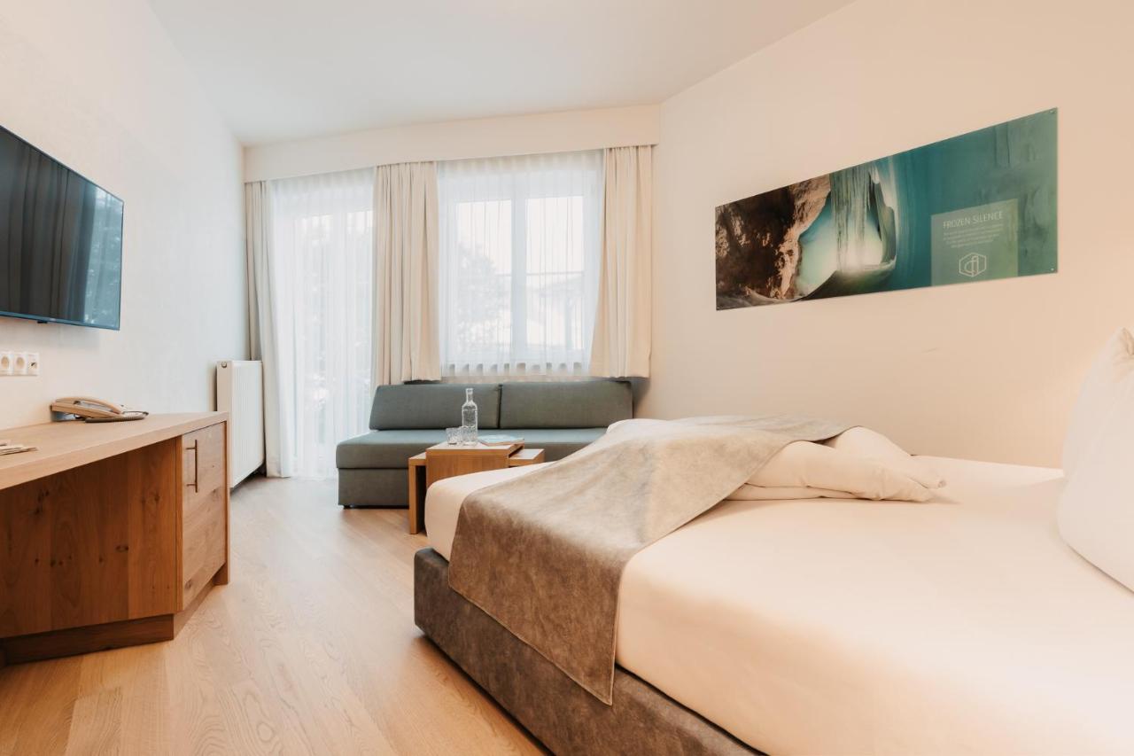 Doppelzimmer mit Zustellbett mit Balkon