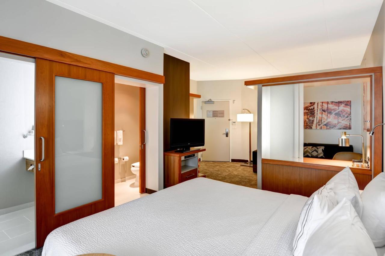King Suite with Bathtub and Trundle Sofa - Mobility Access/Hearing Accessible