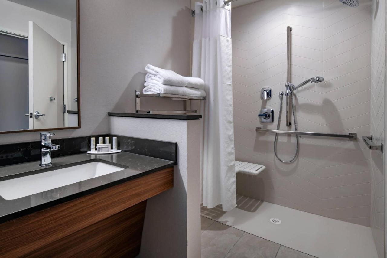 King Room with Roll-In Shower - Mobility Accessible