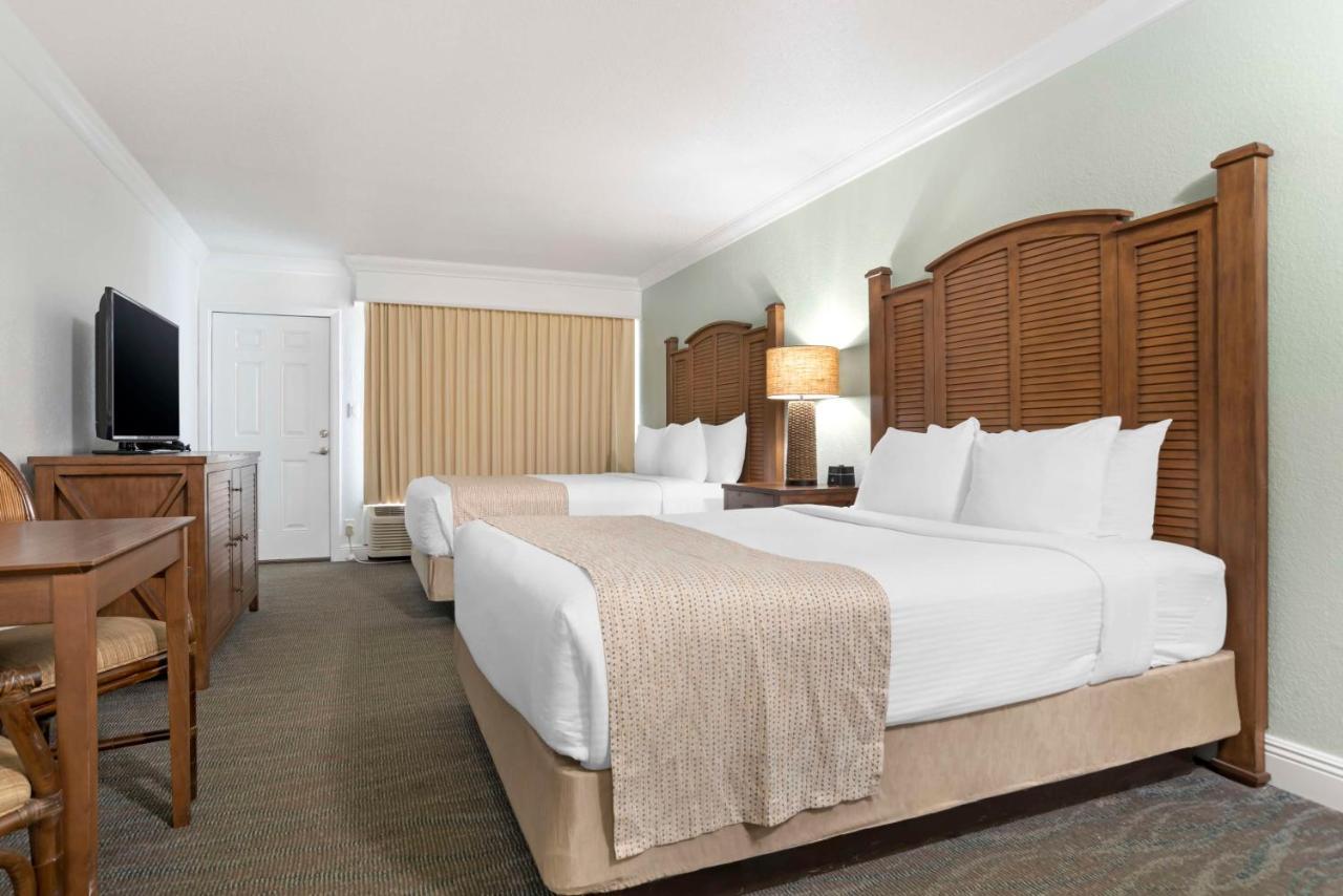 Queen Room with Two Queen Beds - Street View/Non-Smoking