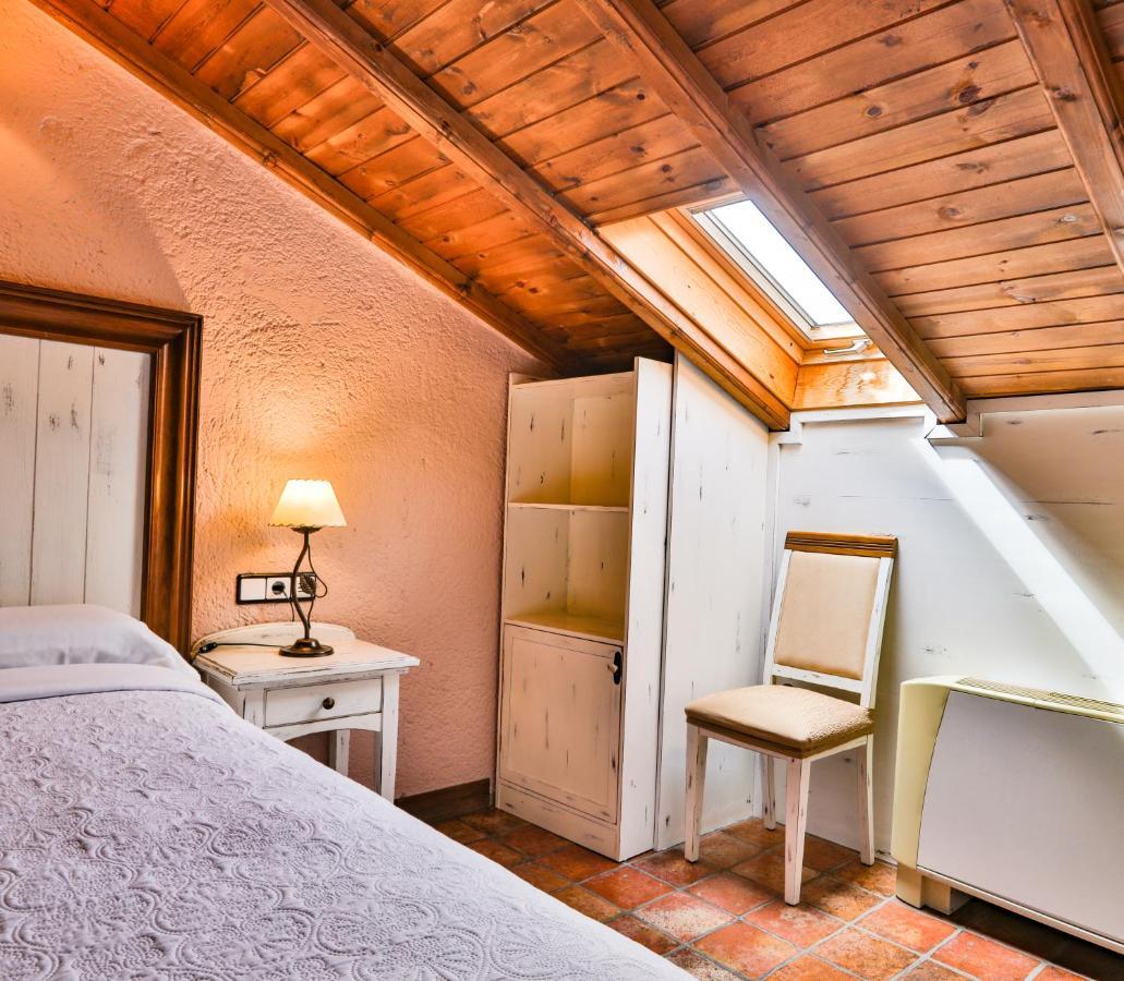 Habitación Doble Abuhardillada (2 camas individuales)
