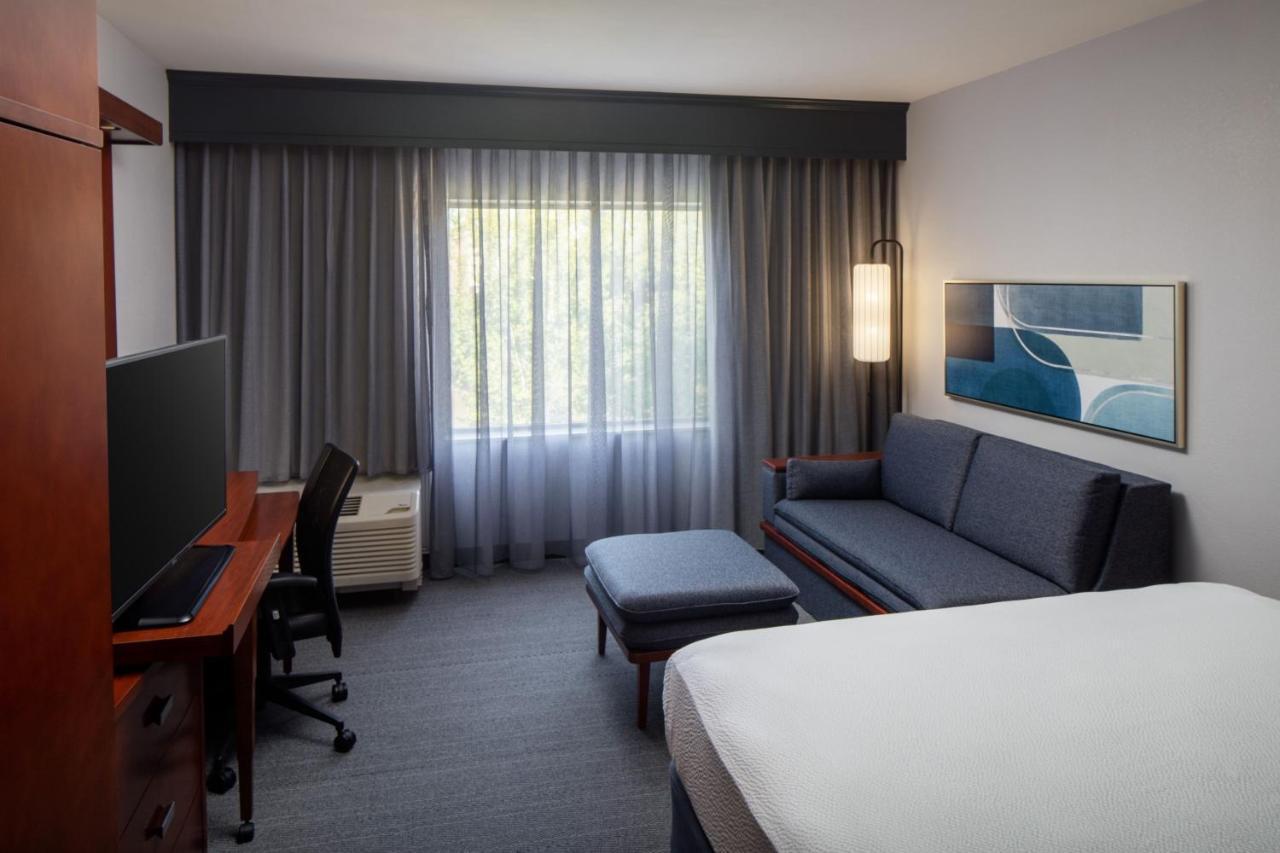 King Room with Roll-In Shower - Mobility Accessible