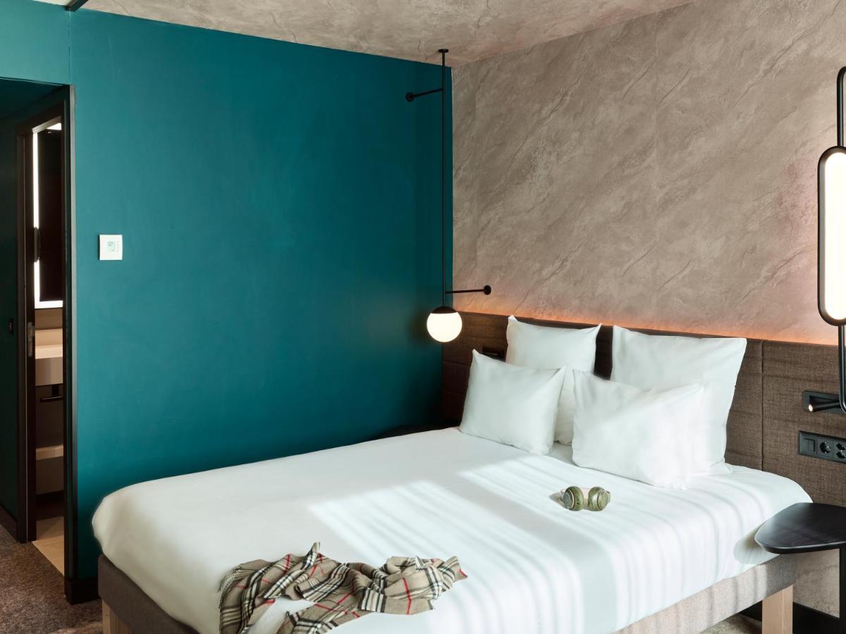 Habitación Superior con cama grande y sofá